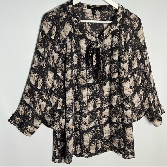 BCBGMAXAZRIA top Silk Tie Keyhole Neck  print relaxed blouson sleeve  medium - Picture 3 of 7